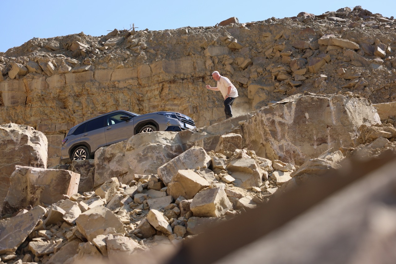 Ich setze für Firmenkunden Fahrzeuge perfekt in Szene. Hier im Fahrgelände Köln für Subaru.